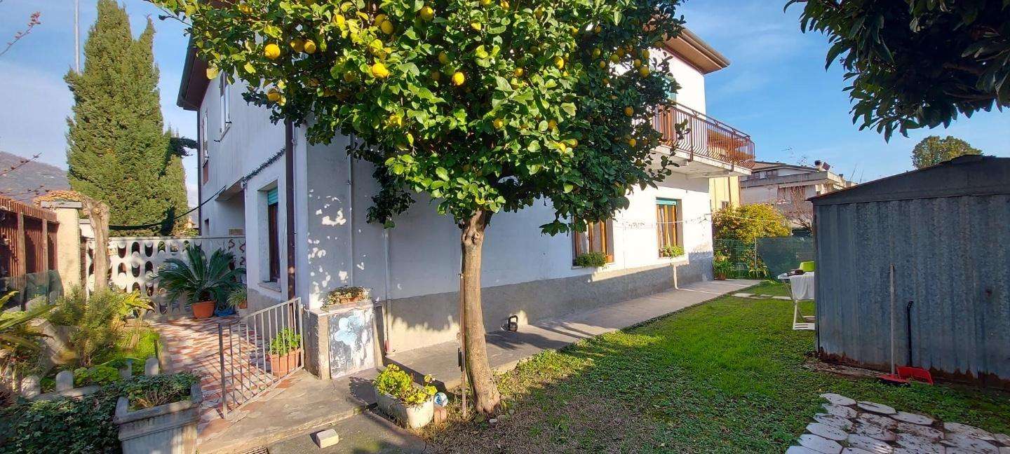 Casa Bi - Trifamiliare in Vendita a Carrara Via Campo d 'Appio,