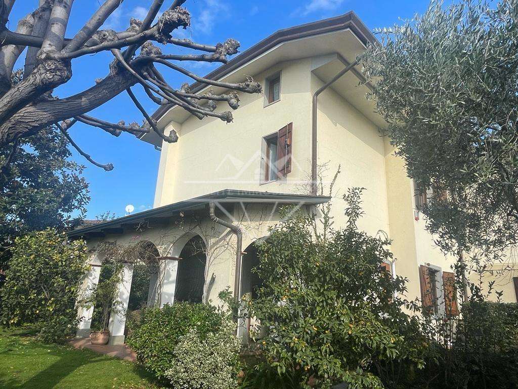 Casa Bi - Trifamiliare in Vendita a Montignoso Via Debbia Vecchia, 45