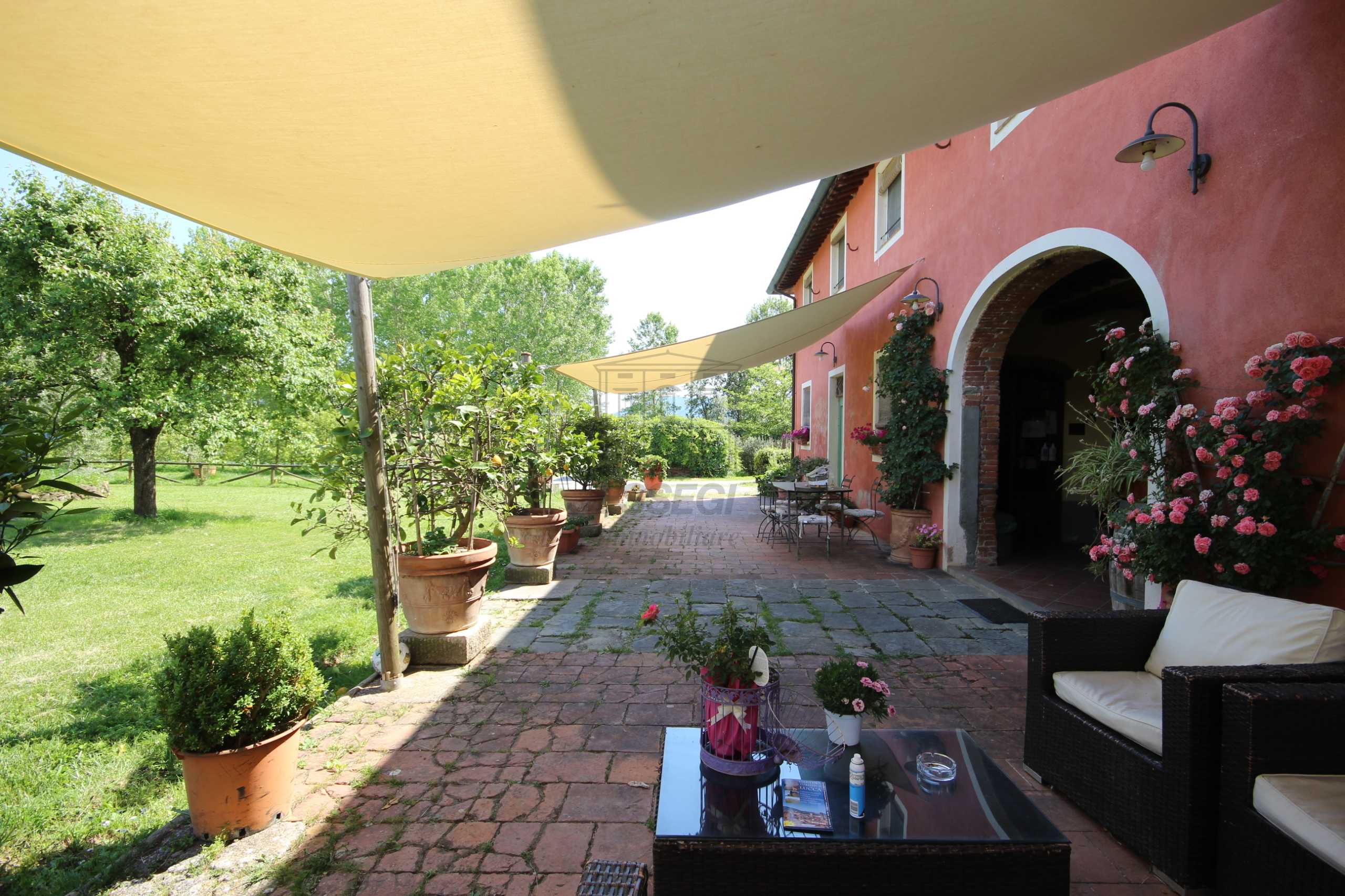 Casa indipendente in Vendita a Lucca Via per Camaiore