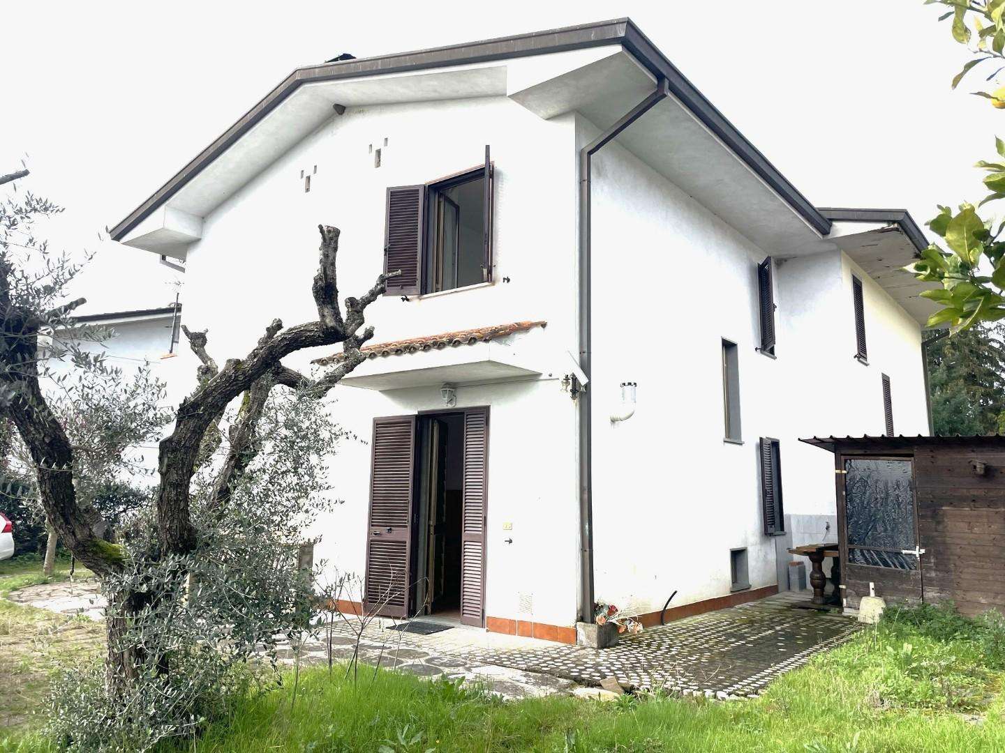 Casa Bi - Trifamiliare in Vendita a Lucca Via Per Corte Donatone, 55100