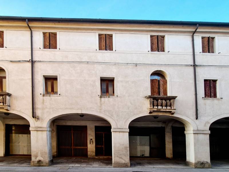 Palazzo - Stabile in Vendita a Este Este - Centro