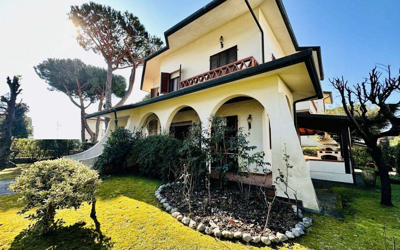 Casa Bi - Trifamiliare in Affitto a Camaiore Via Giotto,