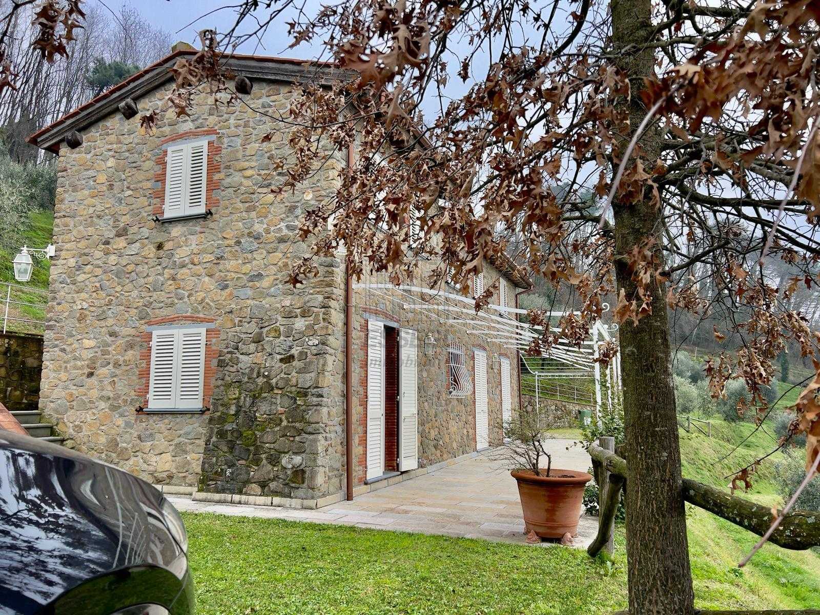 Casa indipendente in Vendita a Lucca Via Pieve di Brancoli