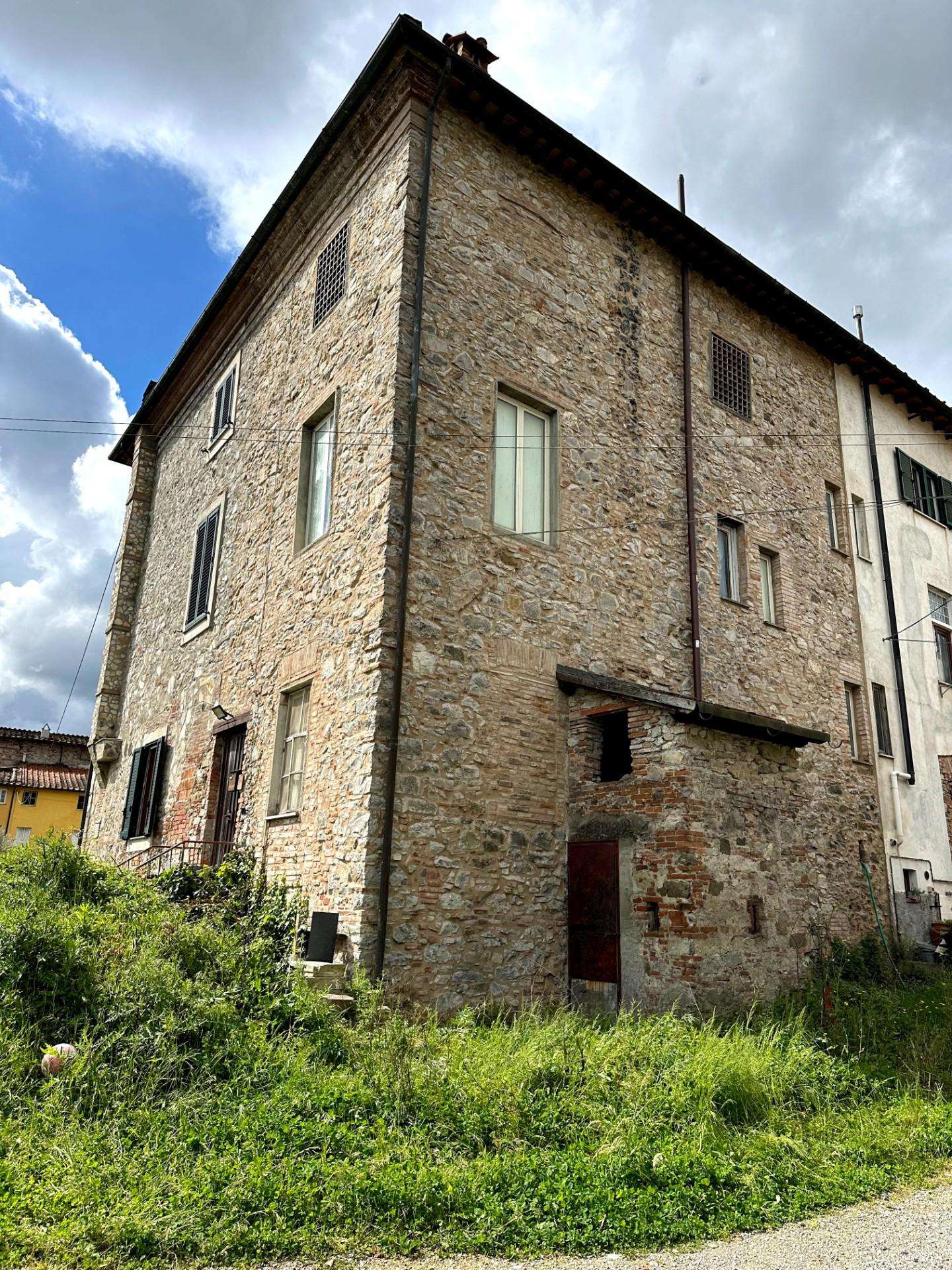 Palazzo - Stabile in Vendita a Lucca Lucca,