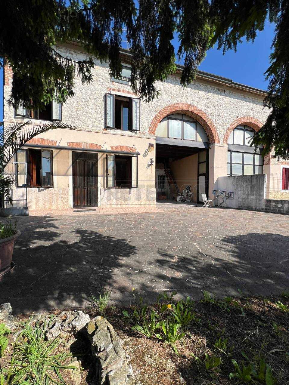 Porzione di casa in Vendita a Montecchio Maggiore Via Enrico De Nicola