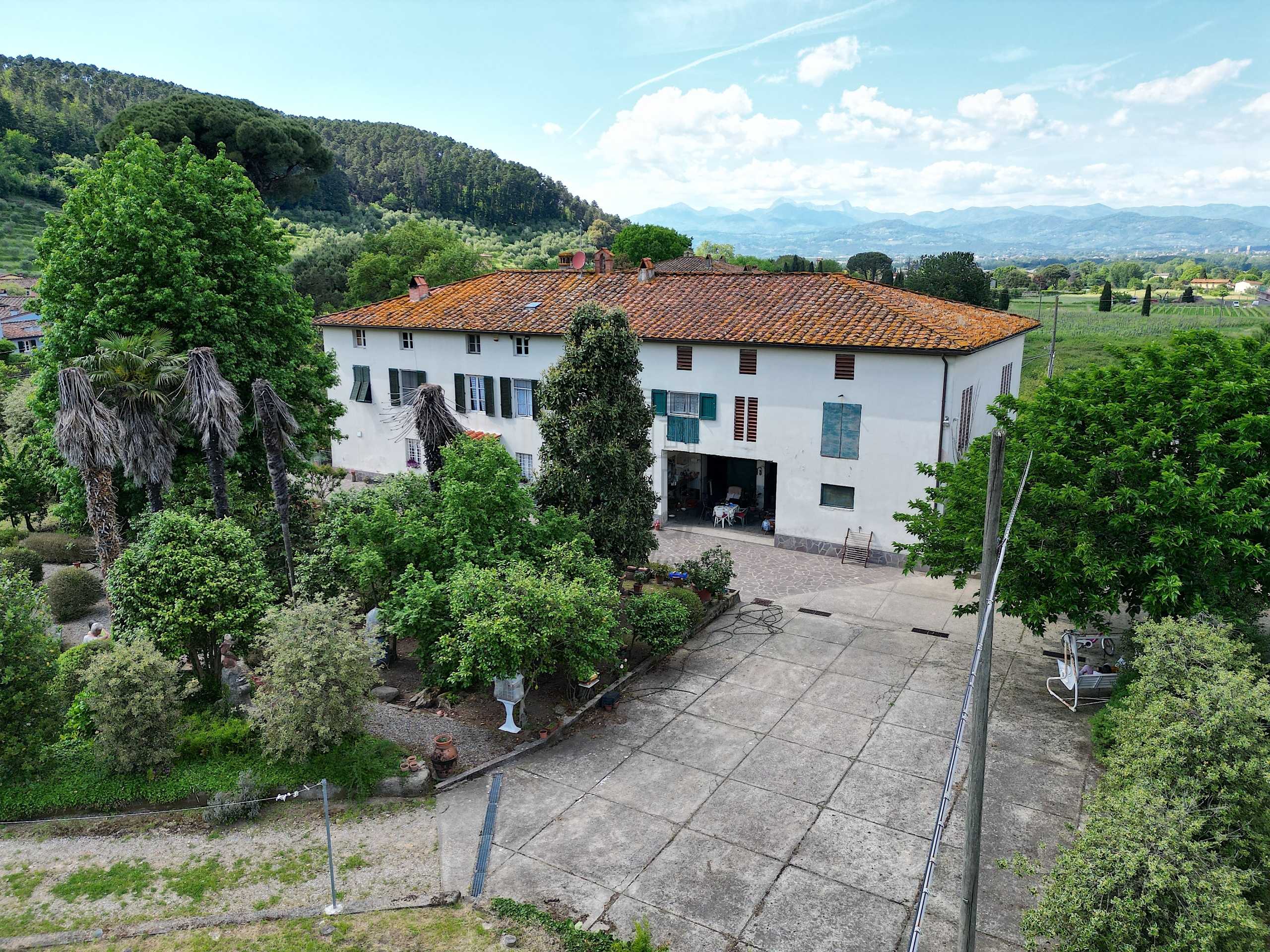 Casa indipendente in Vendita a Lucca Via di Coselli