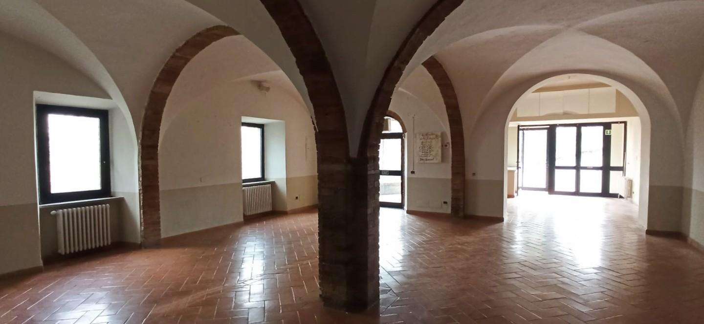 Locale commerciale Piazza Marcello Inghirami,, Volterra