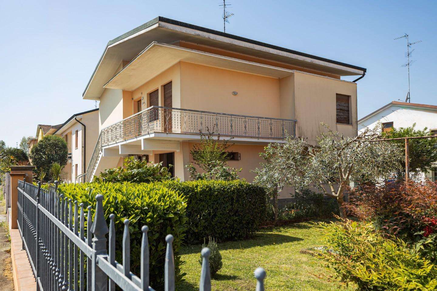Villa in Vendita a Novi di Modena Via C.Zoldi, 41016