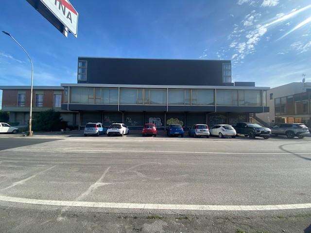 Locale commerciale Via Tosco Romagnola,  69, Cascina