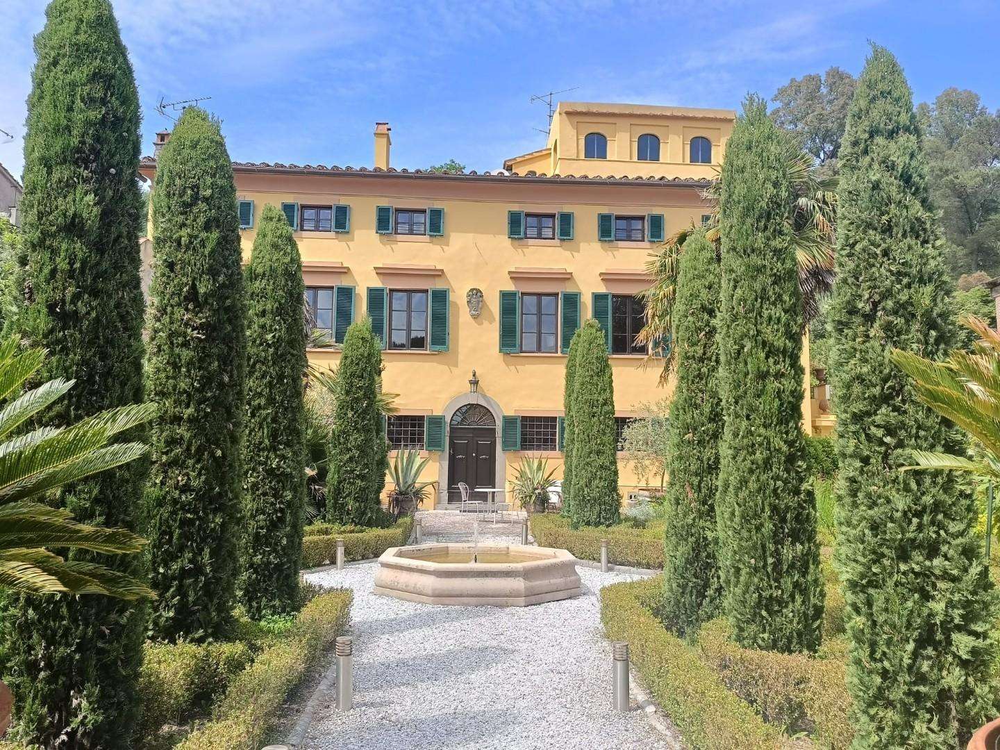 Villa in Vendita a Lucca Via di Poggio Seconda,
