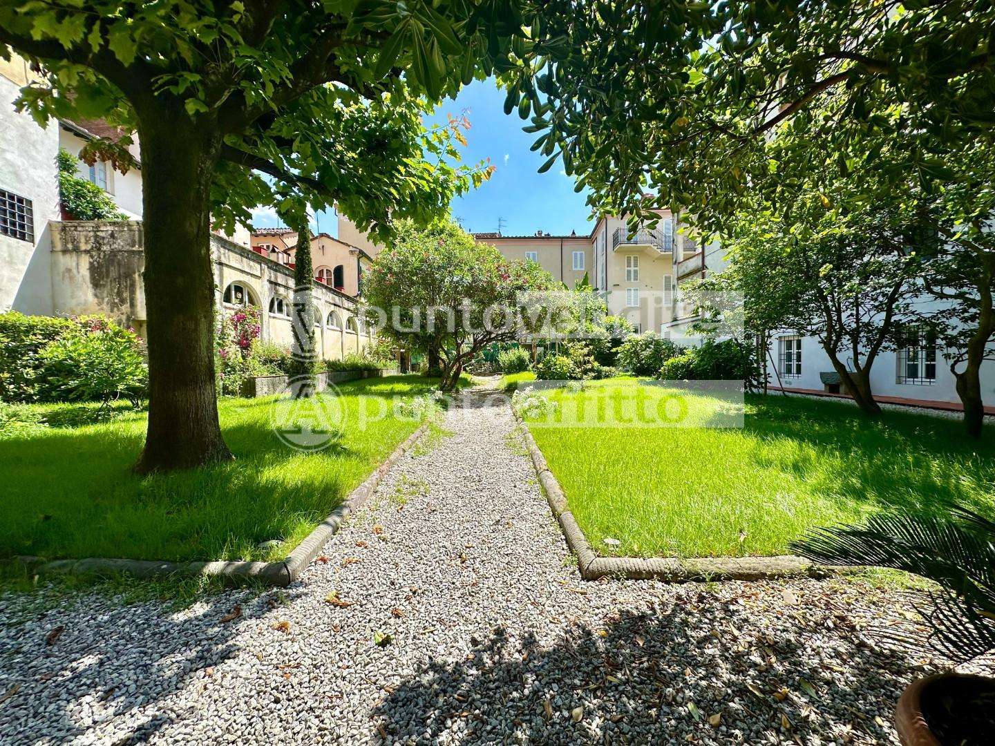 Appartamento in Affitto a Lucca Via Guinigi, 55100