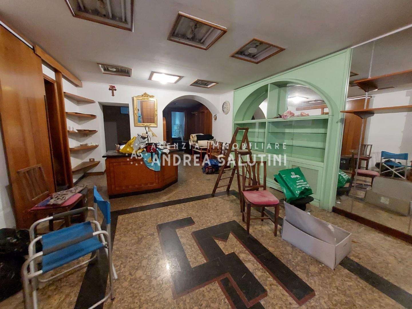 Locale commerciale Piazza Giuseppe Garibaldi,, Buti
