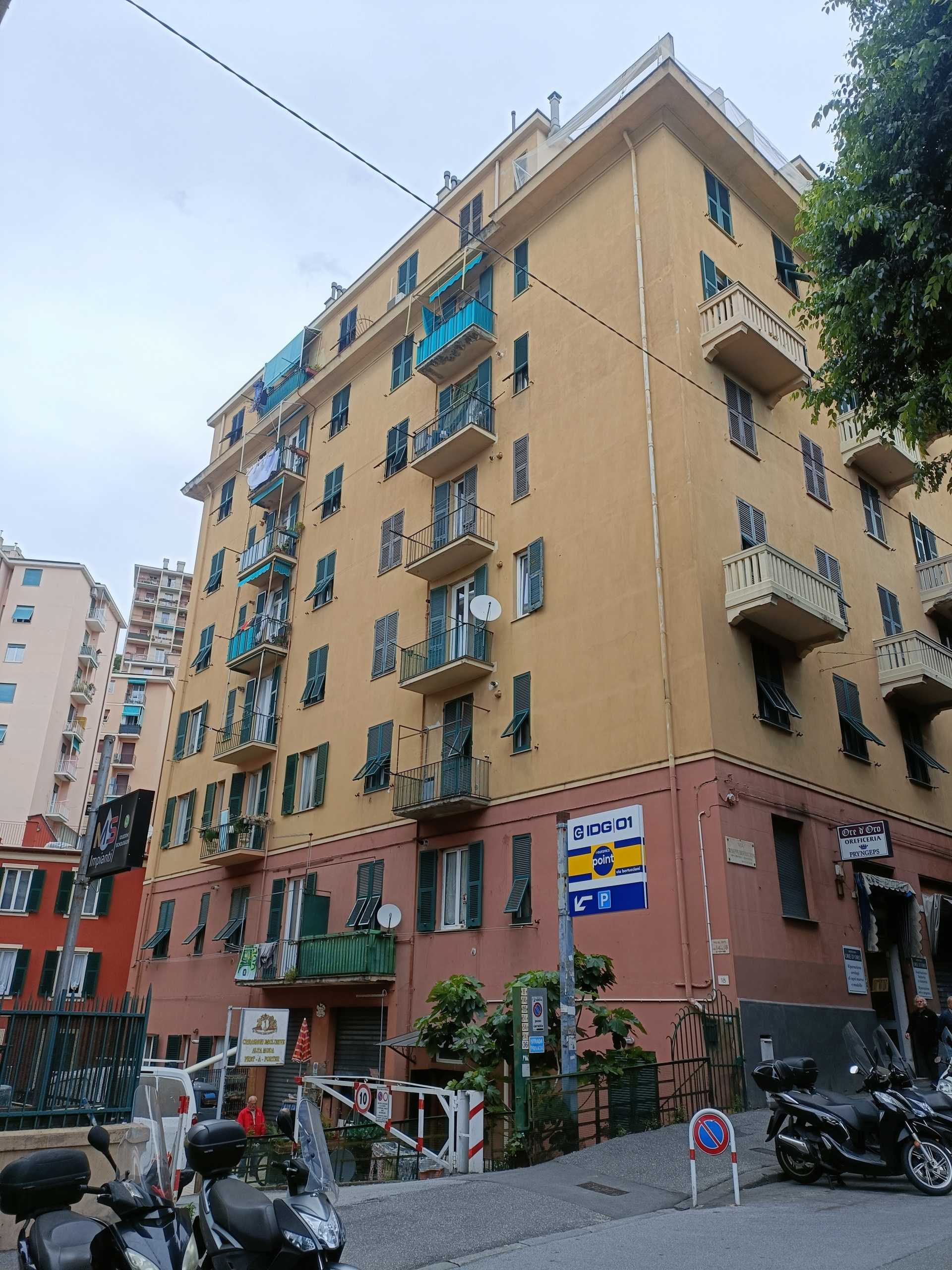 Appartamento in Vendita a Genova Via Giuseppe Bertuccioni
