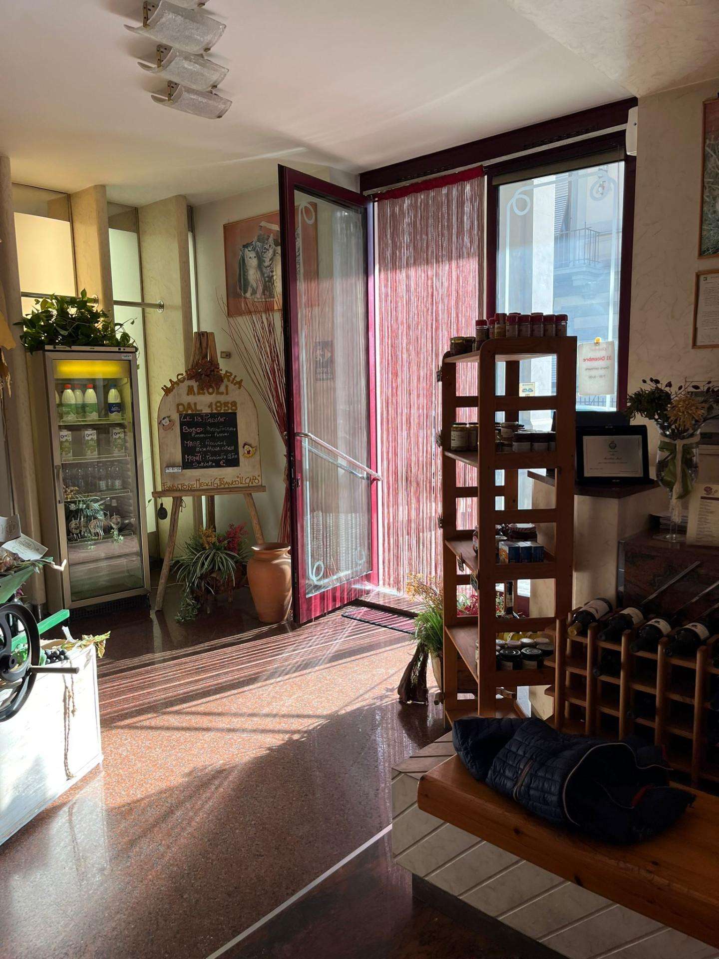 Locale commerciale Signa, Signa