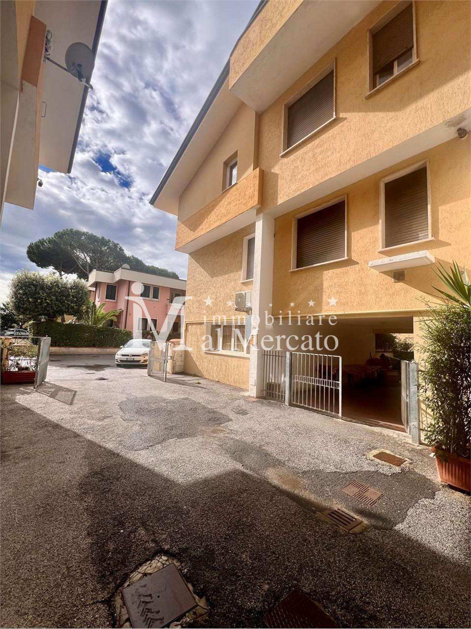 casa indipendente in vendita a Viareggio in zona Torre del Lago