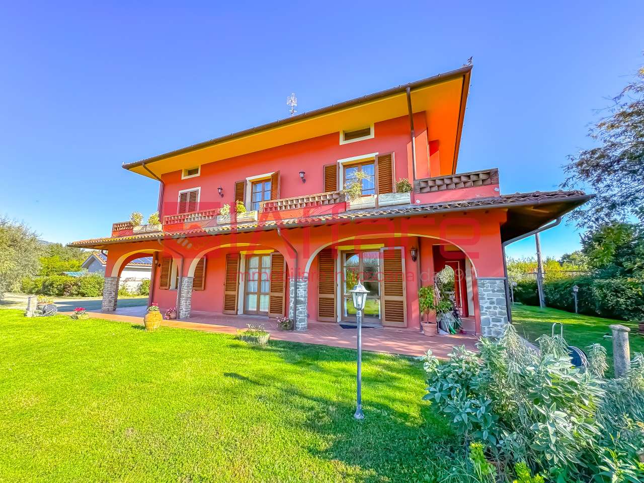 Villa, Massa e Cozzile
