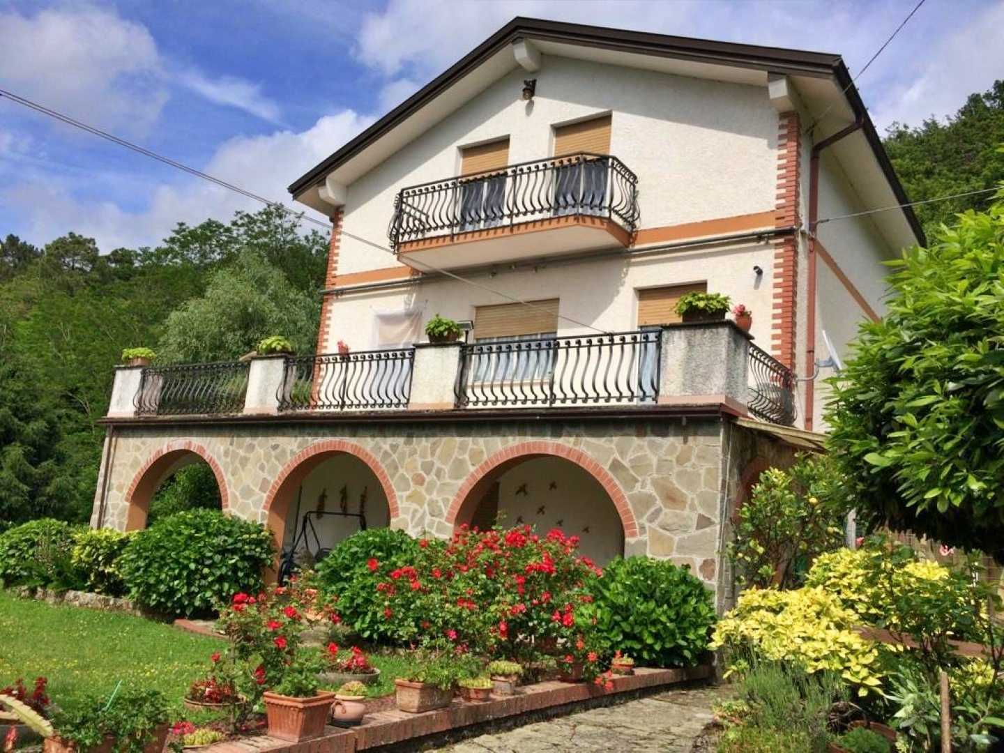 Casa indipendente Località Costola, Varese Ligure