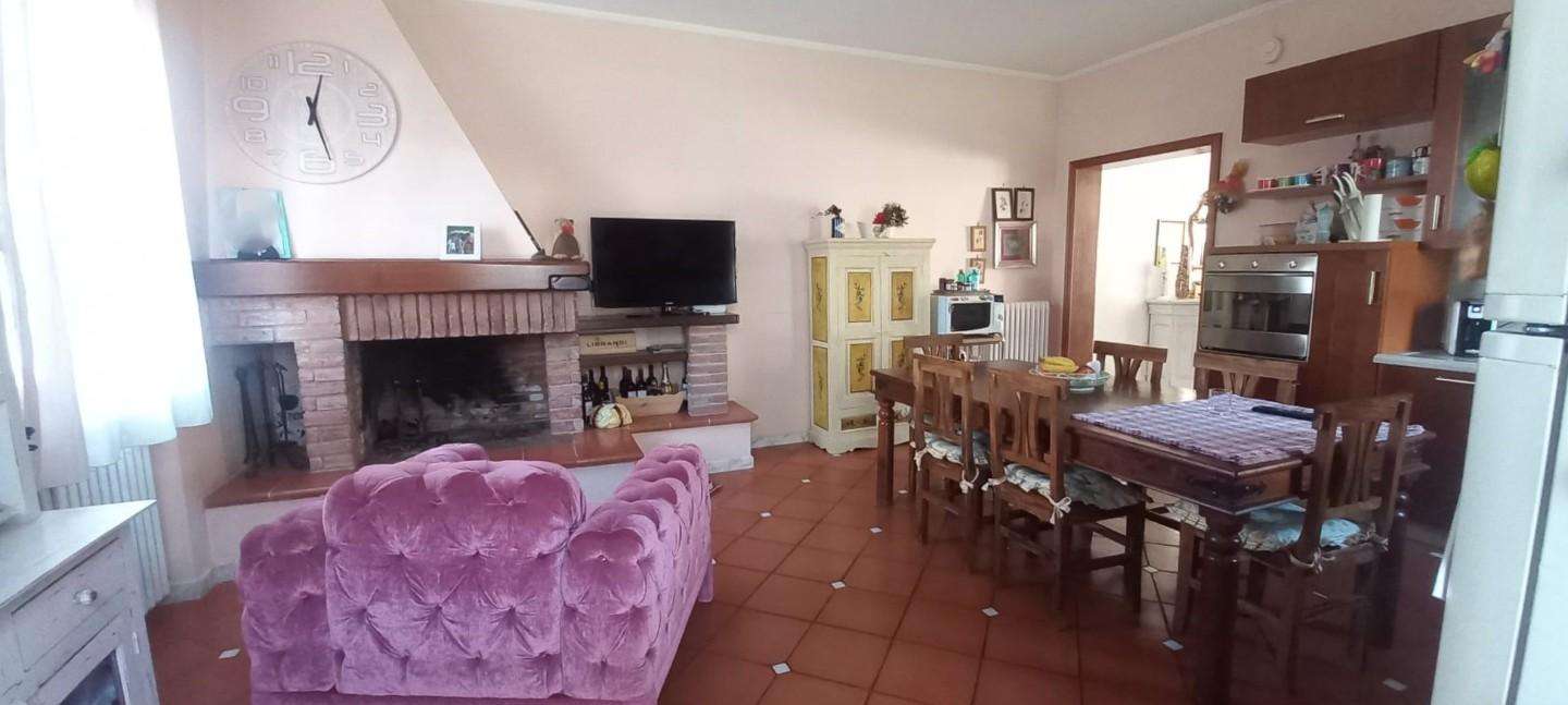 casa indipendente in vendita a Carrara in zona Marina di Carrara