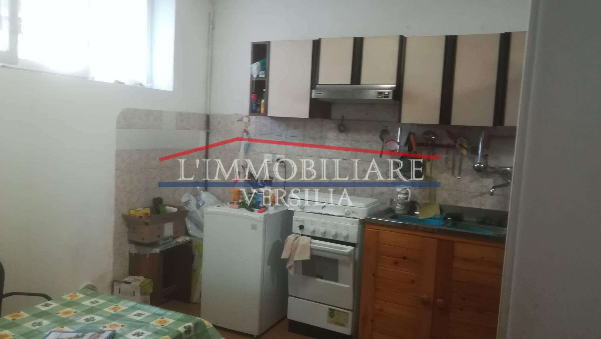 locale di sgombero in vendita a Carrara in zona Marina di Carrara
