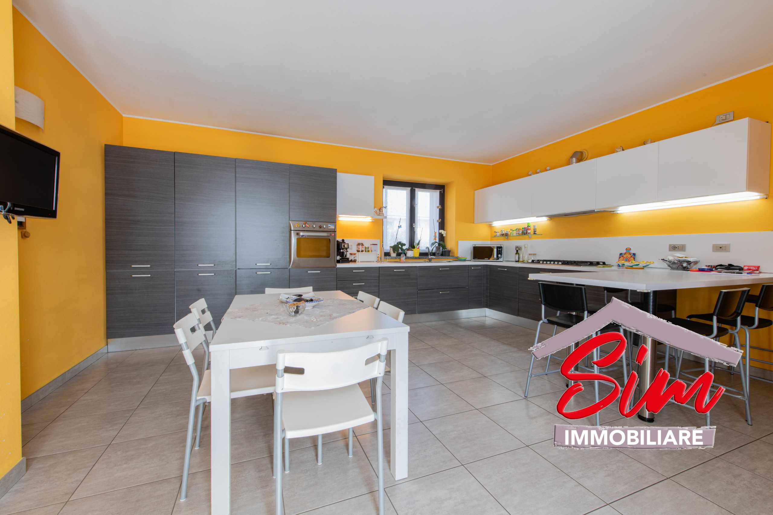 Porzione di casa Piazza Regina Margherita, Mandello Vitta