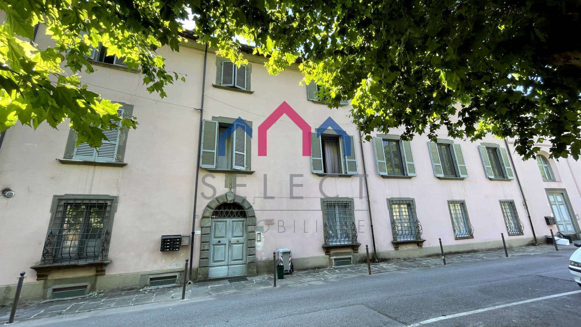Locale commerciale, Borgo a Mozzano