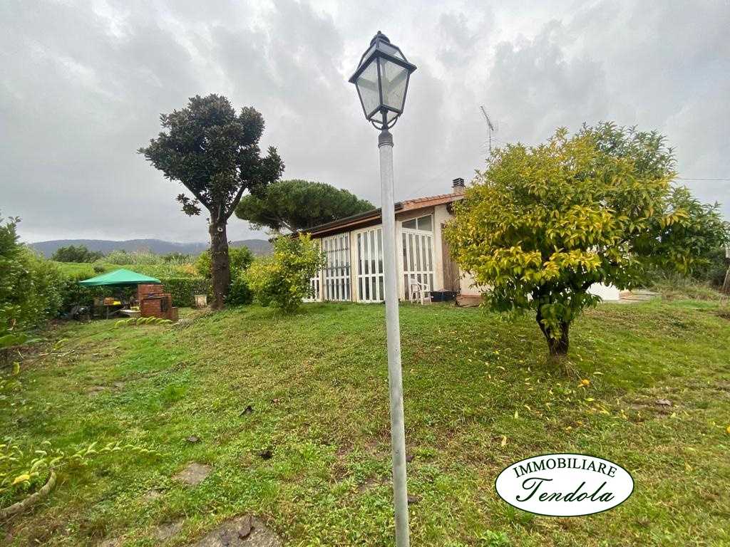 casa indipendente in vendita ad Ameglia in zona Bocca di Magra