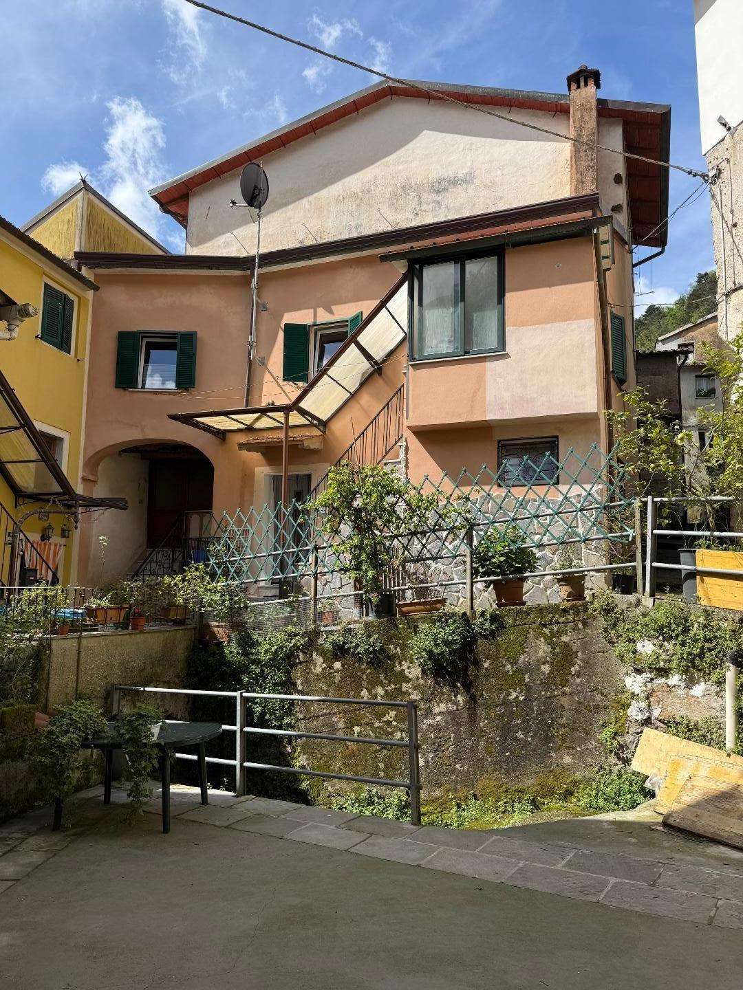 casa indipendente in vendita a Massa in zona Canevara