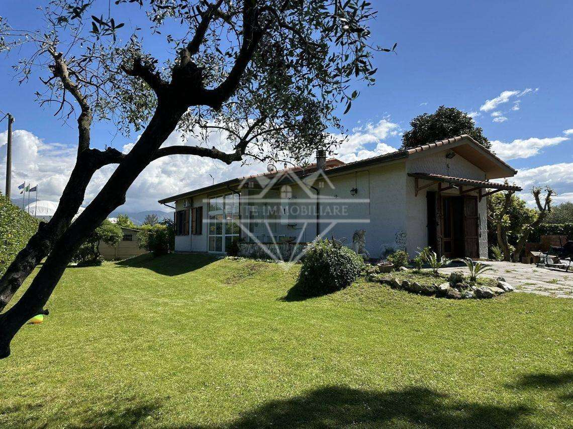 casa indipendente in vendita ad Ameglia in zona Bocca di Magra