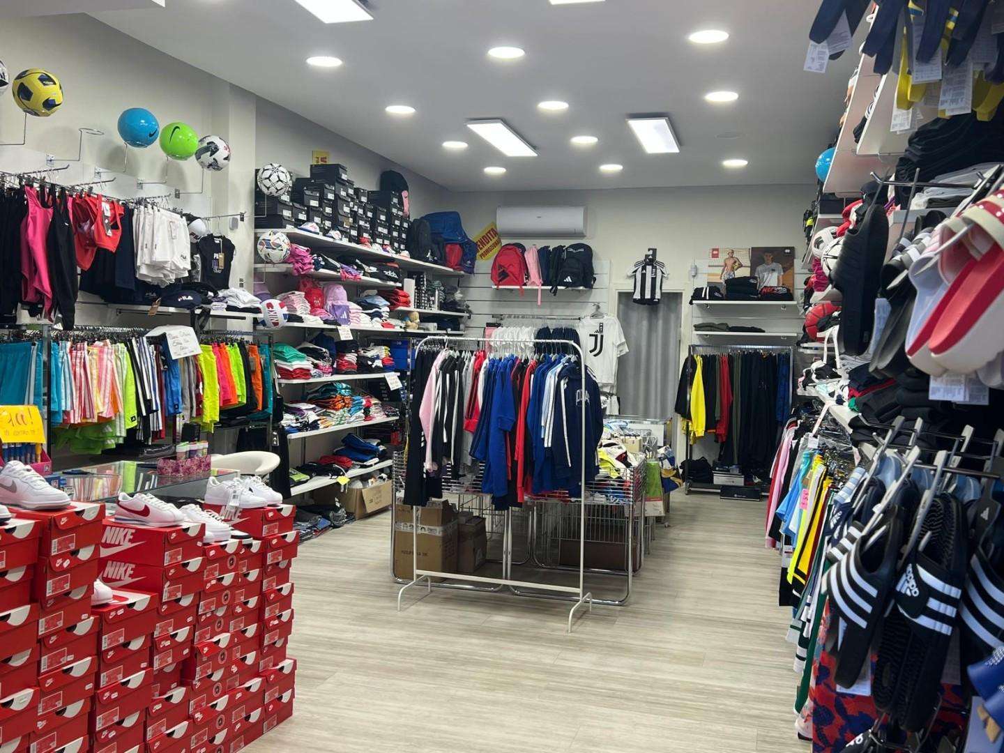 Attività  commerciale Piazza Giovanni Pellerano,  3, Massa