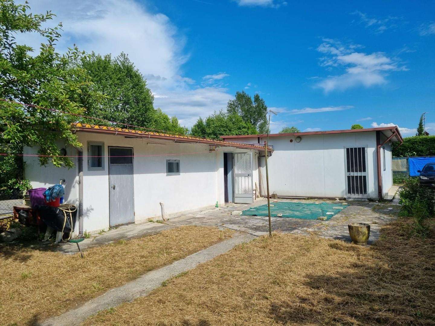 casa indipendente in vendita a Massa in zona Marina di Massa