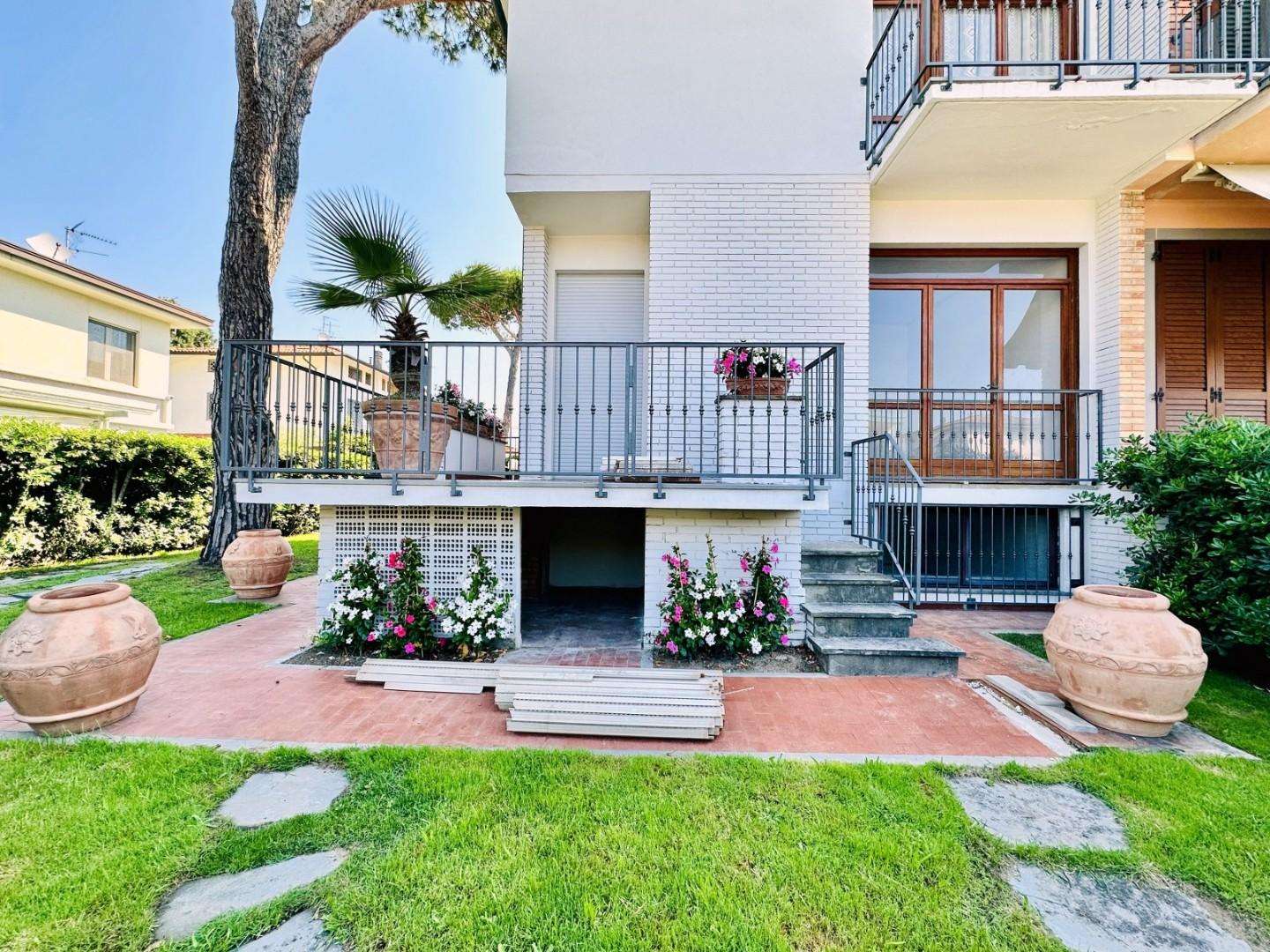 casa indipendente in vendita a Camaiore in zona Lido di Camaiore