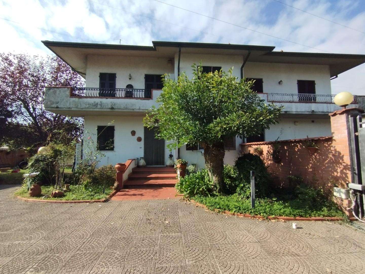 casa indipendente in vendita a Carrara