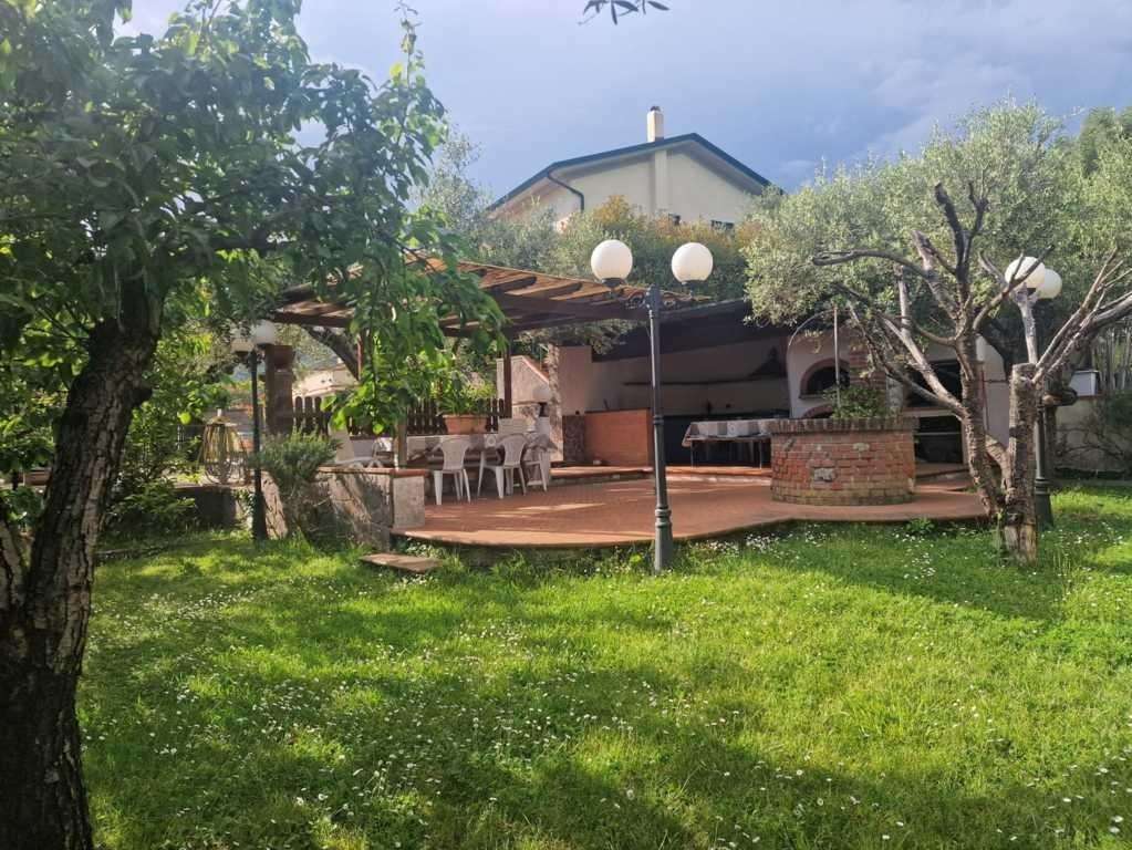 casa indipendente in vendita a Carrara in zona Avenza