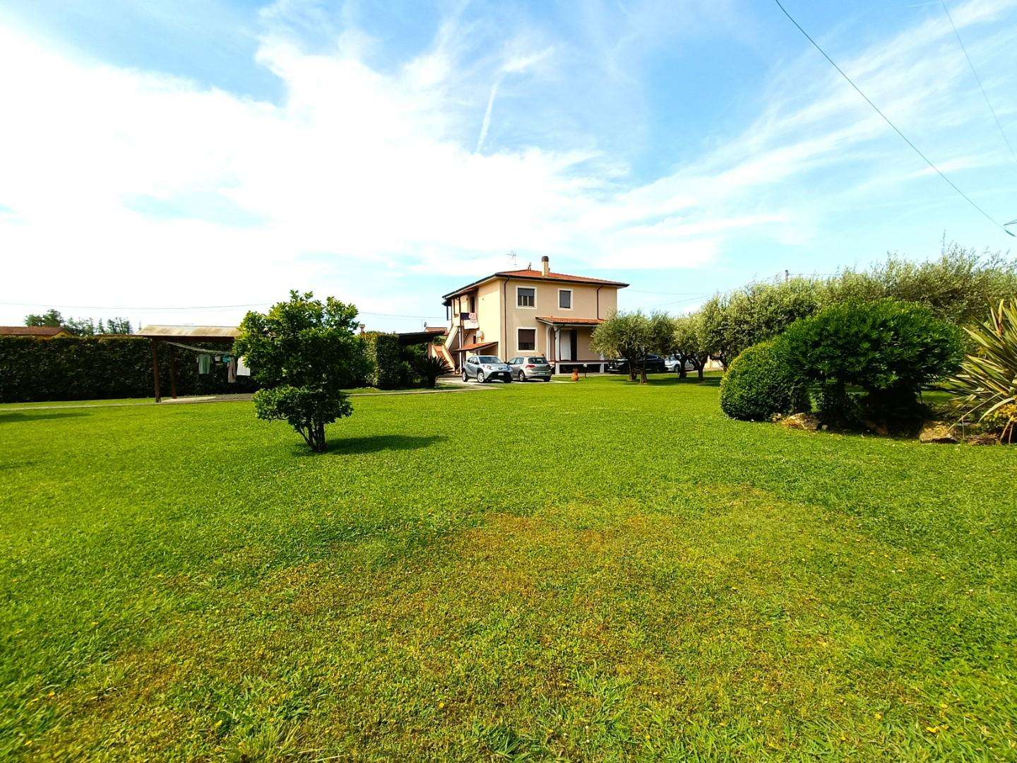 casa indipendente in vendita a Massa in zona Marina di Massa