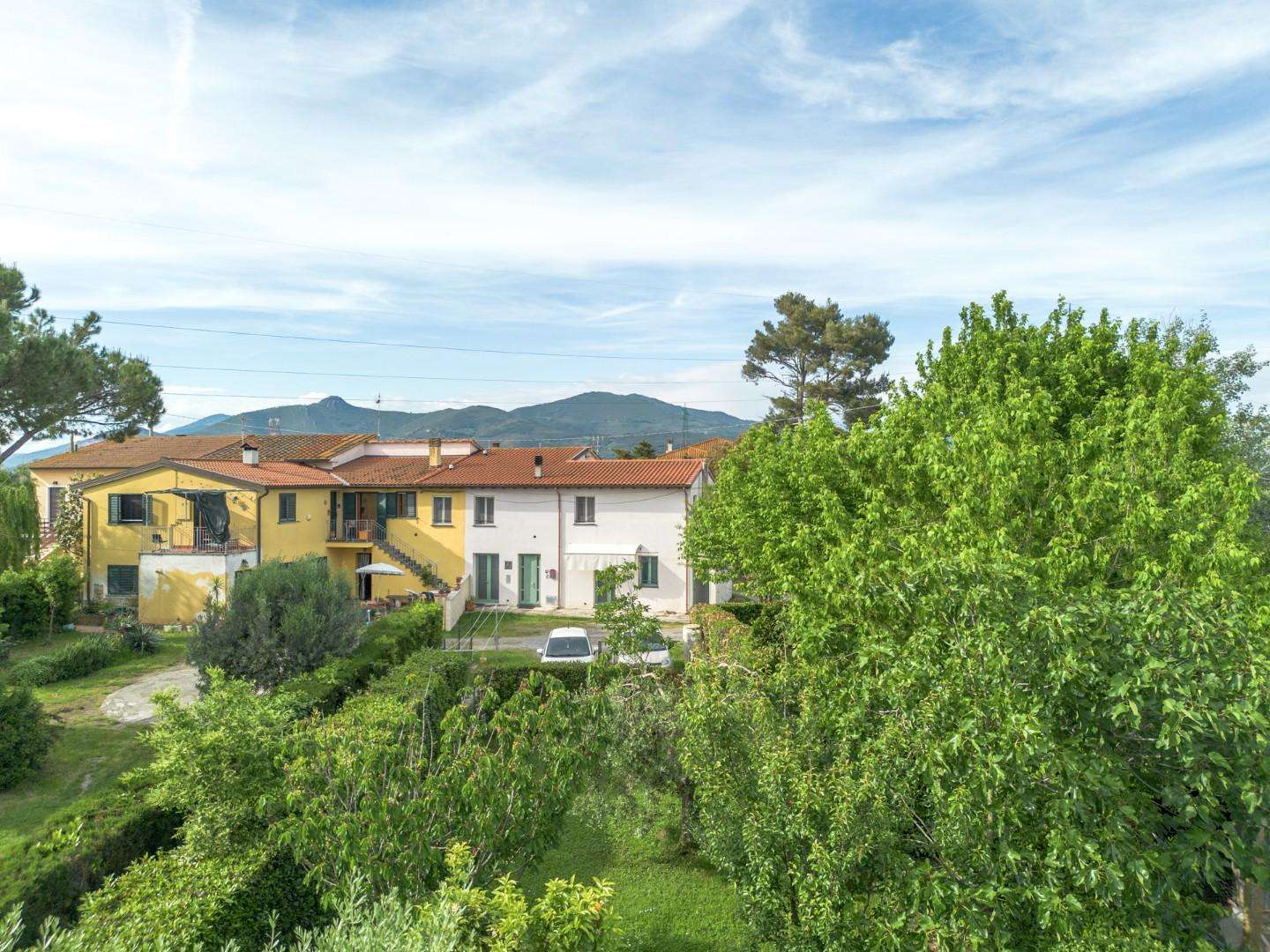 casale in vendita a Cascina in zona Latignano