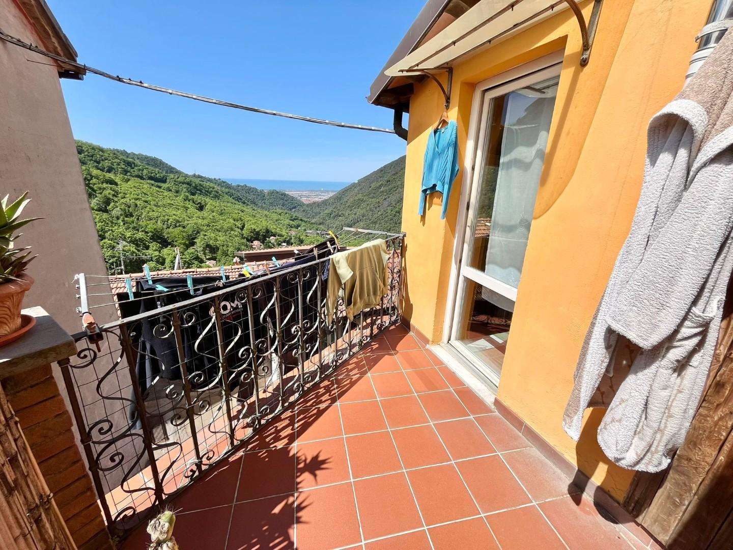 intera palazzina in vendita a Massa in zona Altagnana