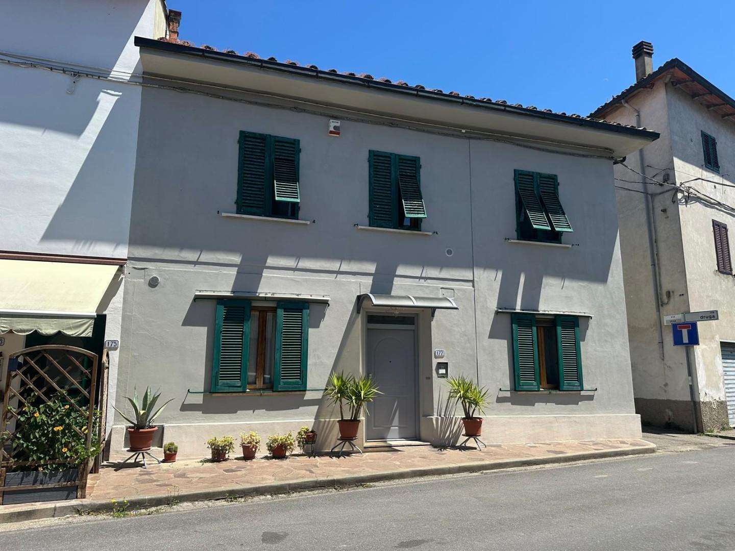 intera palazzina in vendita ad Empoli in zona Brusciana