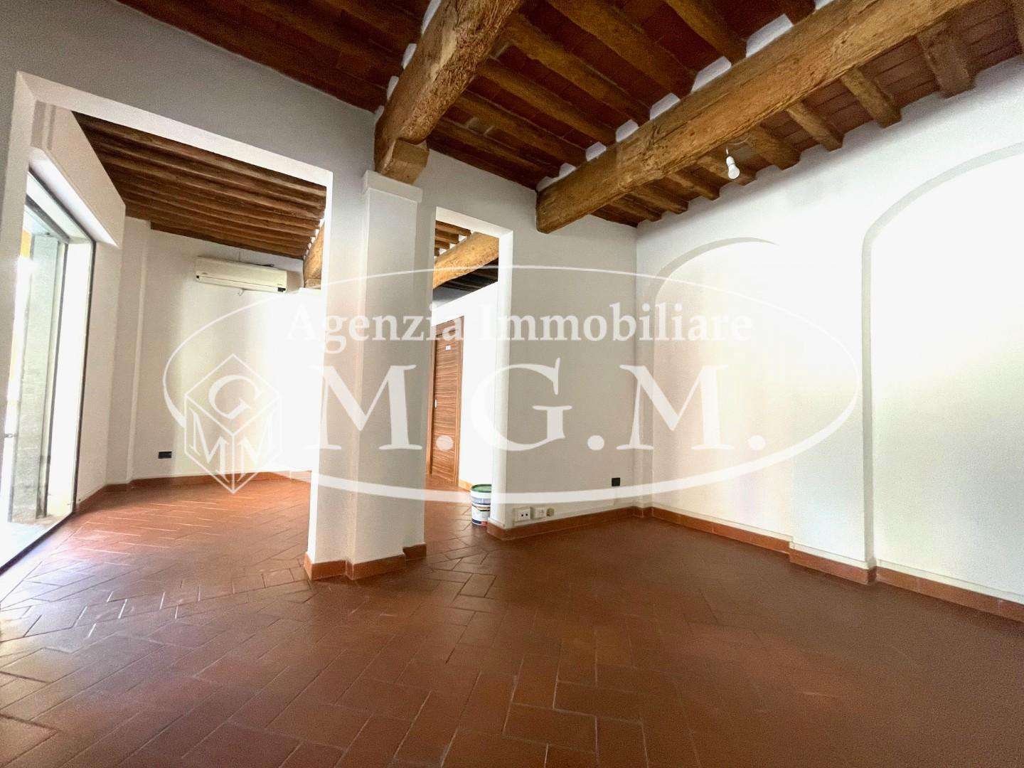 locale commerciale in vendita a Cascina