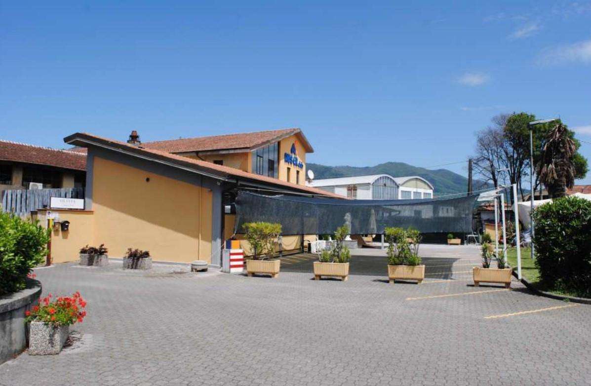 locale commerciale in vendita a Capannori in zona Marlia