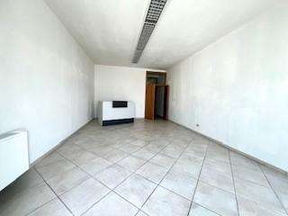 locale commerciale in affitto a Pontedera