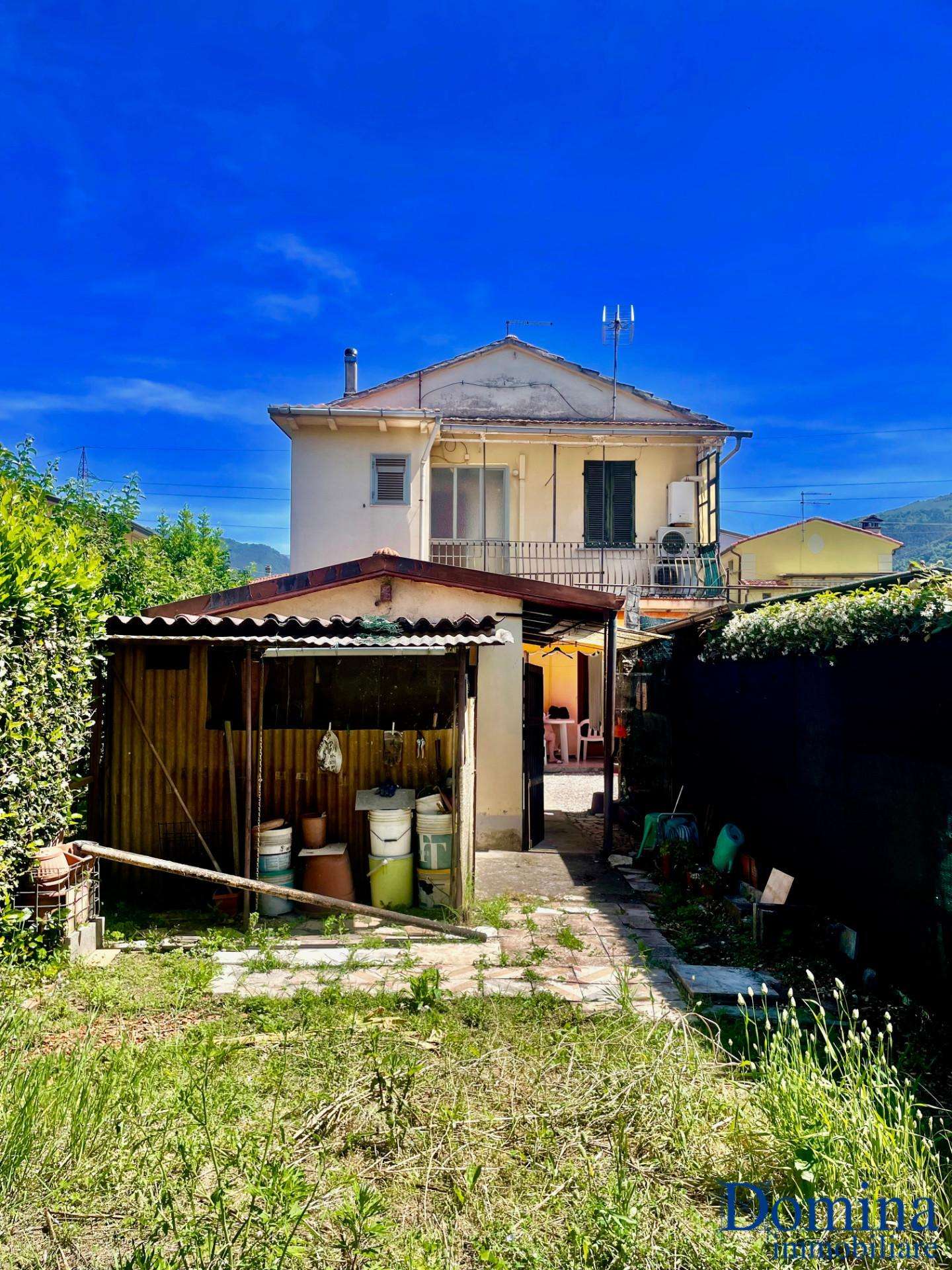 casa indipendente in vendita a Massa in zona Quercioli