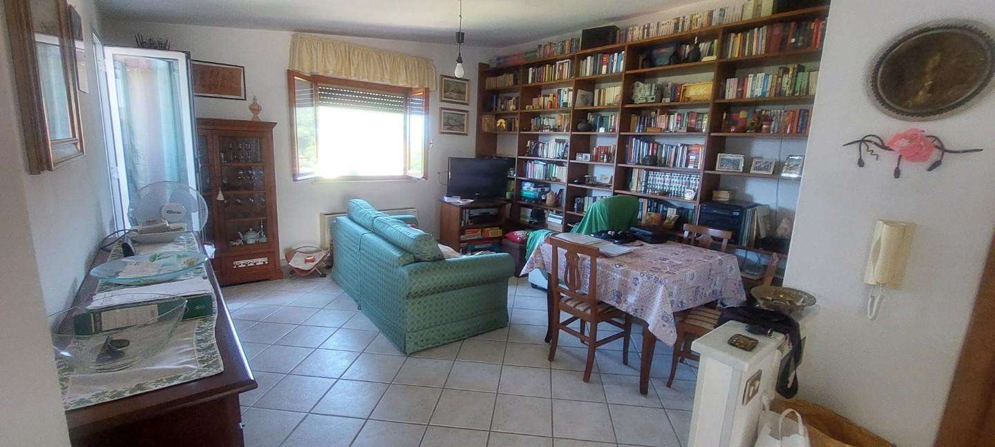 appartamento in vendita a Luni in zona Dogana