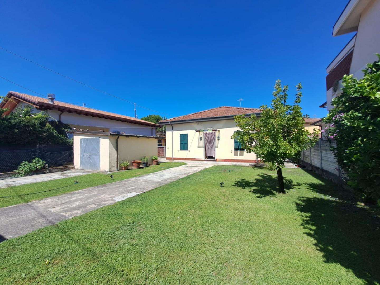 appartamento in vendita a Massa in zona Marina di Massa
