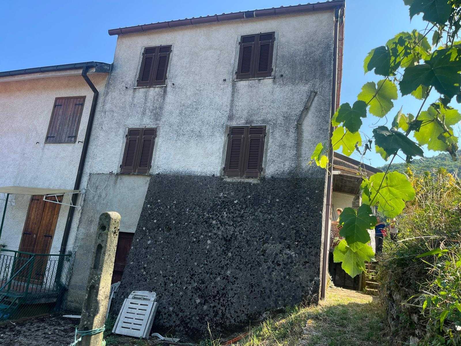 Porzione di casa Via IV Novembre, Maissana