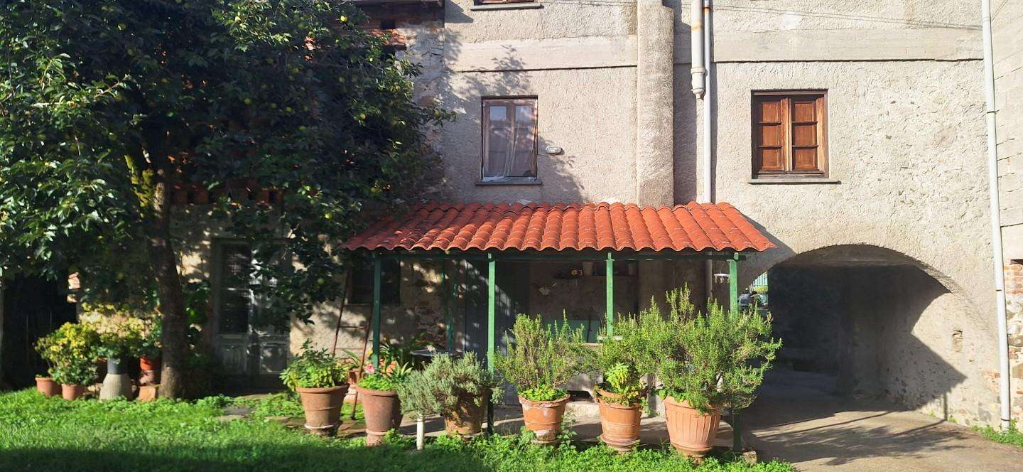 intera palazzina in vendita a Borgo a Mozzano in zona Valdottavo