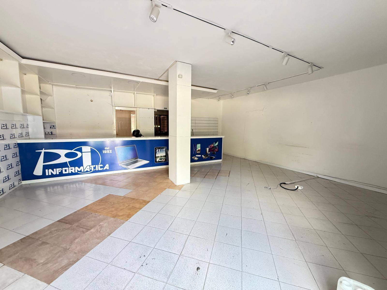 Negozio VIA KENNEDY28, Caserta