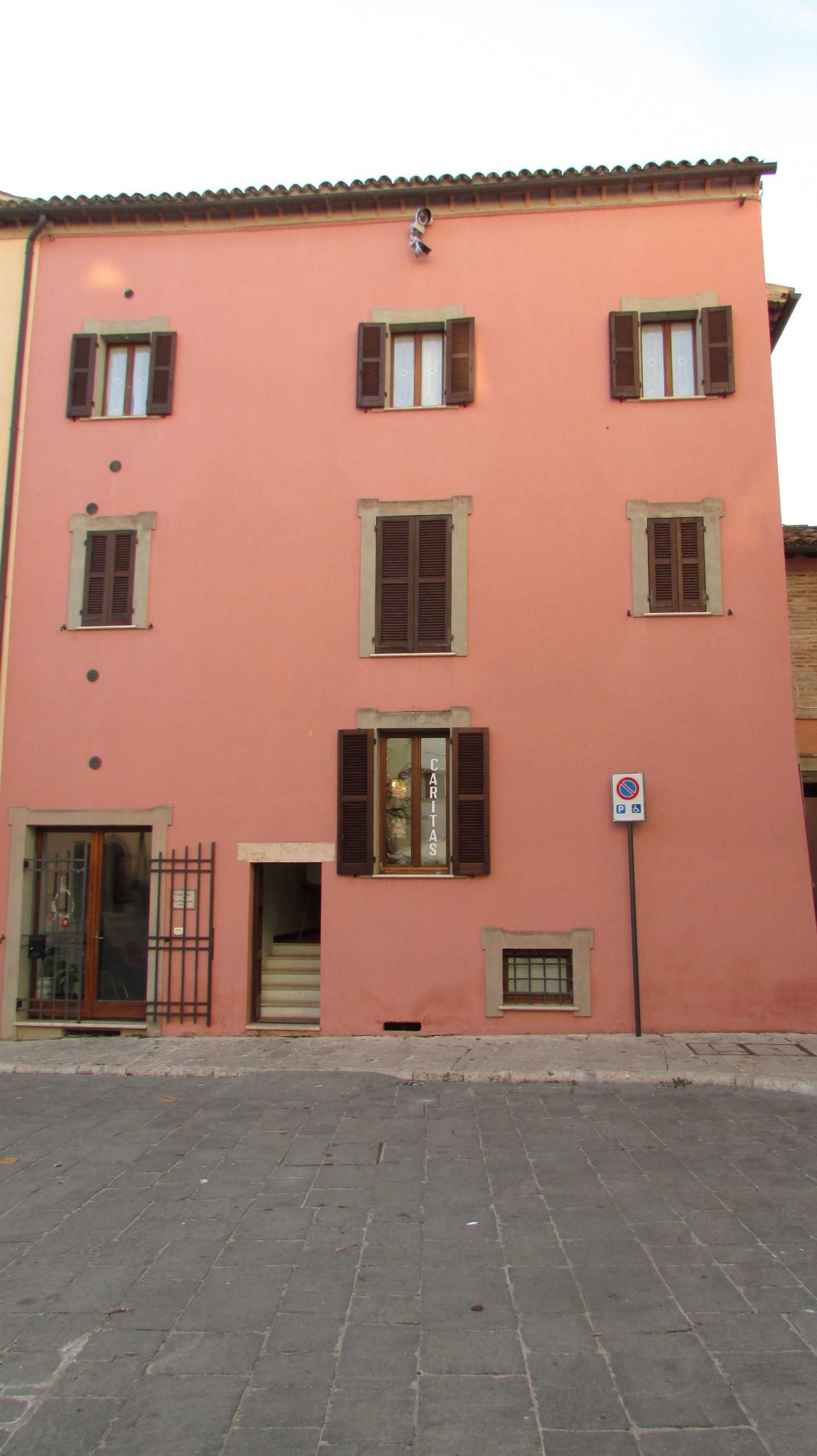 Porzione di casa Piazza Umberto I, Massa Martana