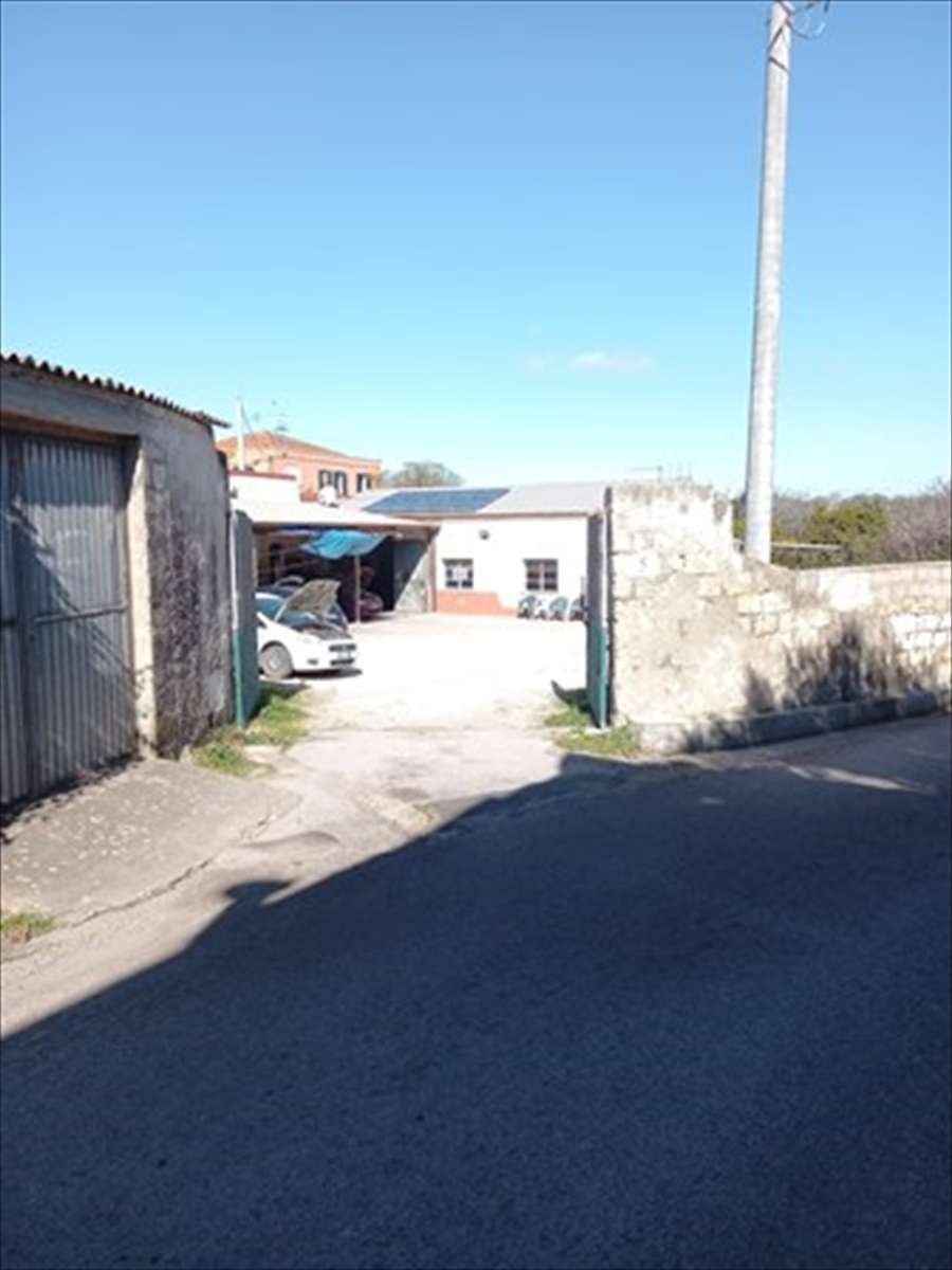Locale commerciale Via Tana Di Lu Mazzoni Tronco A n. 5, Sassari