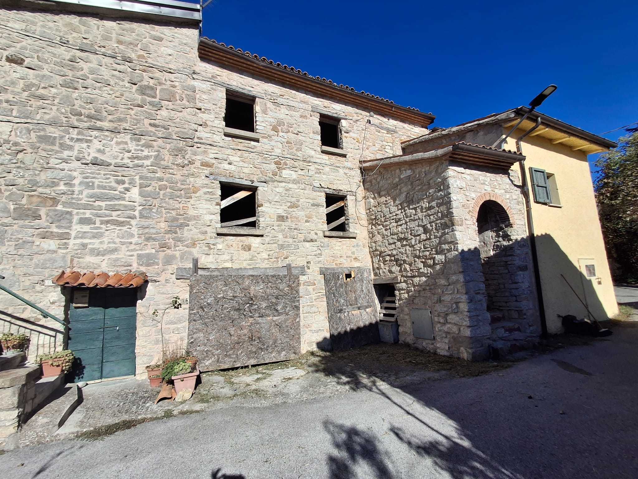 Porzione di casa Maiolo (campo sportivo), Maiolo