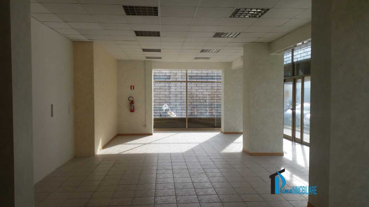 Locale commerciale via lungonera, Terni